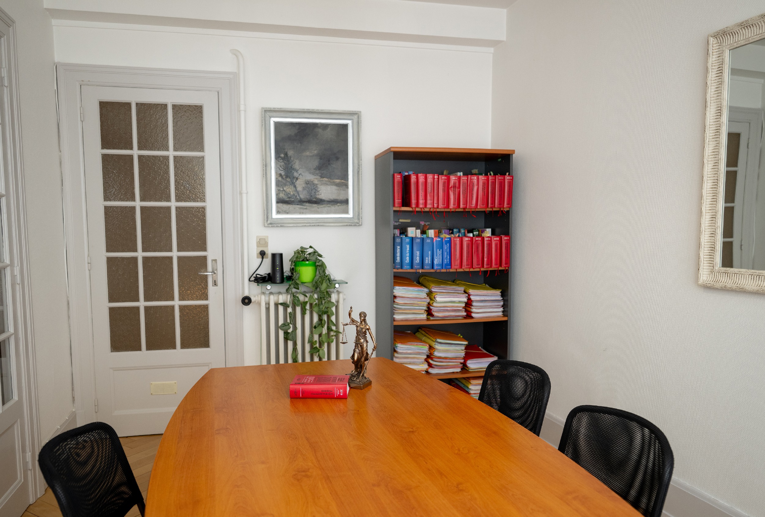 Le cabinet, « Un cabinet de centre-ville » : salle de réunion du cabinet Le cabinet, « Un cabinet de centre-ville » : salle de réunion du cabinet